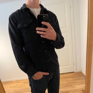 These Glory Days Overshirt mörkblå  - Säljer denna sjukt snygga Overshirten från These Glory Days⭐️ Färgen är mörkblå och storleken är M✅Jackan har inga defekter och skicket är utomordentligt🙌🤝 Sjukt najs passform och passar perfekt som vår och sommarjacka☀️🙌 Tveka inte på att höra av er dig vid minsta fråga eller fundering😊
