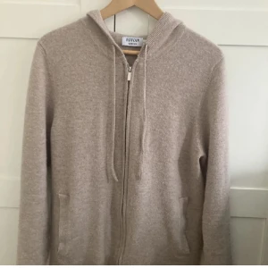 Cashmere tröja - Säljer nu min slutsålda 100% cashmere tröja från Rovoir som bara är använd några få gånger du den inte kommer till användning. Tröjan är i bra skick förutom att vid ena fickan har några sömmar spruckit (se bild 3), Annars är tröjan felfri. Skriv för fler bilder!