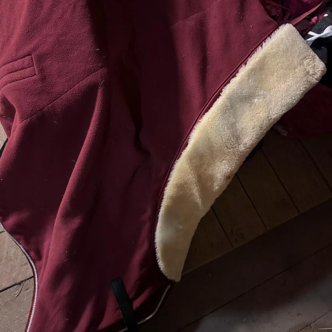 Vinrött fleece täcke från Equestrian Stockholm - 2