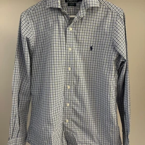 Ralph Lauren skjorta - Säljer nu denna Ralph Laurent skjorta| Skick 9/10| Skriv vid funderingar|