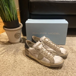 Philip model skor - Philip model, de är använda men finns mycket kvar att ge, storlek 44, nypris: 3500kr, mitt pris är oklart är öppen för bud,inget og medkommer, lägg ett bud eller köp direkt mvh// Hypetrends 