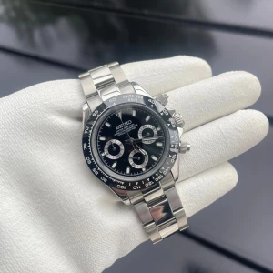 Seiko ”Daytona” mod - Stilren Seiko kronograf med svart urtavla, tre subdials och silverfärgad boett samt länkarmband i rostfritt stål. Klockans Urverk är ett VK63 kronografiskt urverk och har en timer funktion. Boetten är 39,3mm. Riktigt schysst klocka!