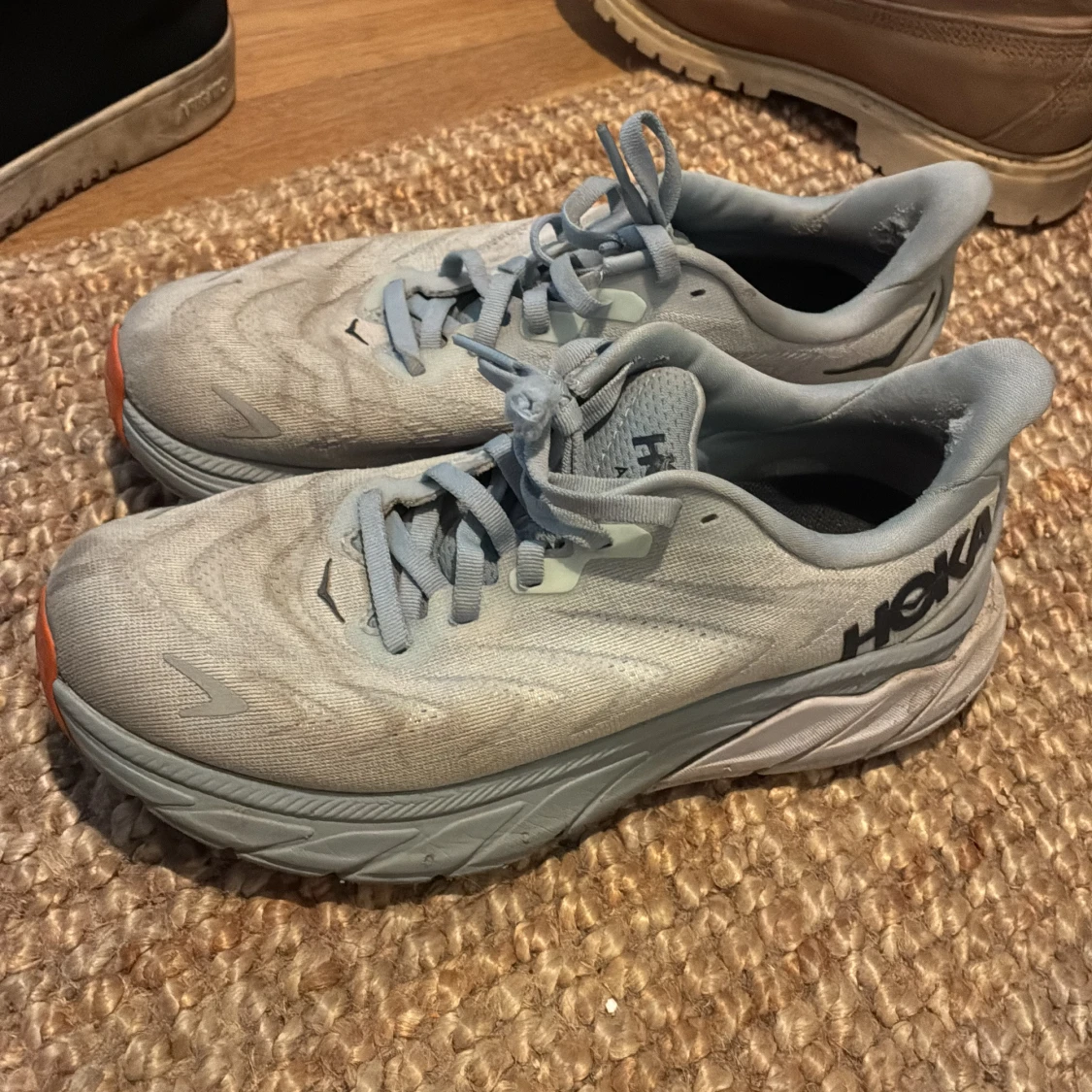 Ljusblå sneakers från Hoka 