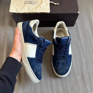 Valentino Flycrew | 42 - Valentino Flycrew Royal Blue| Storlek: 42 (fits 42-43)| Box & Dustbag medföljer vid köp | ActiveResell