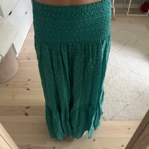 Grön långkjol med mönster från Zara - Bara använt en gång! Pris kan diskuteras