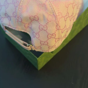 Gucci keps i ljusrosa med monogram - Gucci keps säljs nu perfekt inför sommaren! Kepsen är INTE äkta därför säljs den för ett biligare pris! 