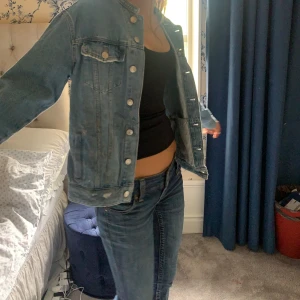 Jeansjacka med detaljer  - Super cool som inte används