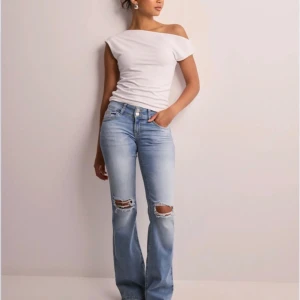 Lågmidjade bootcut jeans  - Säljer nu mina Nelly jeans då jag inte använder dem💕 kom privat för fler bilder eller vid intresse🎀