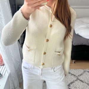 kofta från Zara - Säljer denna beigea koftan från Zara! Inga defekter förutom att den är lite knottrig. 