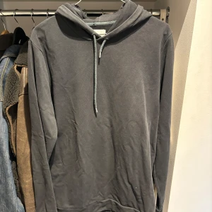 Samsoe samsoe hoodie  - Hoodie från samsoe samsoe. Storlek M. Säljer då jag har växt ur den. 