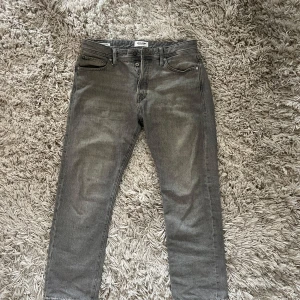 Gråa Jeans Jack & Jones  - Ljusgråa jeans i storlek 33-30. Bud accepteras 😊