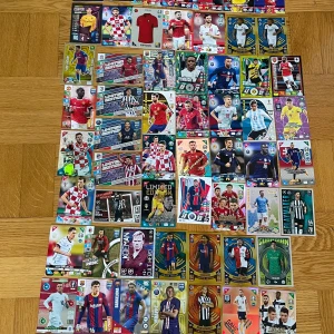 Fotbollskort - Legender & Stjärnor - Samling av fotbollskort med legendariska spelare som Pelé och Maradona samt moderna stjärnor. Perfekt för unga samlare och fotbollsfans.