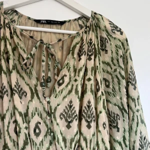 Söt grön klänning, zara - Super söt klänning från Zara, använd max 2ggr, i bra skick. Säljer då den inte kommer till användning.