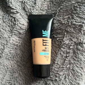 Foundation - Foundation från Maybelline i färgen 112. Endast testad.