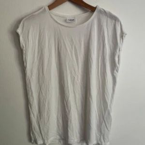 Vit ärmlös t-shirt från Aware XS - Enkel och stilren vit t-shirt från Aware by Vero Moda i storlek XS. 