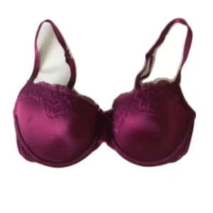 Vinröd spets-bh med vadderade kupor (70D) Hunkemöller - Snygg vinröd bh med vadderade kupor och spetsdetaljer upptill. Justerbara axelband och slät satinliknande yta ger en lyxig känsla. Perfekt för dig som vill ha både stil och komfort. Storlek: 70D