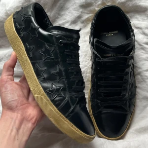 Ysl skor - Säljer mina ysl skor. Sällsynt färg, storlek 40, passar 41. Inga skador, äkta men är pre 2012, så de saknar kod i skon. Jag kan därav sänka pris. Endast skorna ingår, mvh Oscar