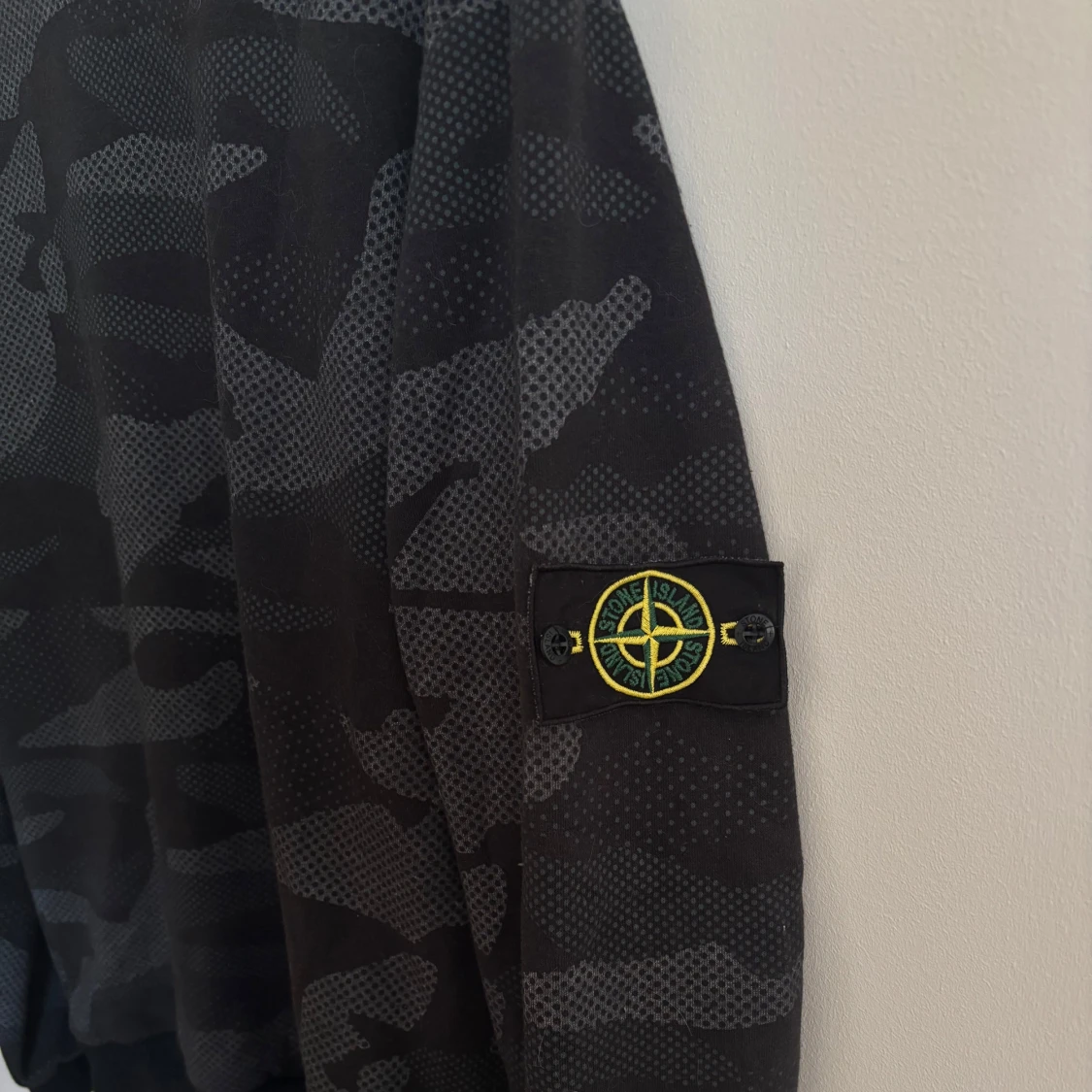 Svart camouflagemönstrad sweatshirt från Stone Island - 1