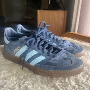 Adidas Spezial sneakers blå mocka - Fina adidas spezial i fint skick, skorna är endast använda fåtal gånger🥰