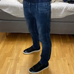 Replay anbass jeans - Tjena säljer dessa feta mörkblåa replay anbass jeans i storlek 30/32 i modellen slim fit. Skicket är 9/10 och de har inga defekter eller skador. Jag på bilden är 176 och väger 62kg och de sitter perfekt på mig. Tveka inte att höra av dig om du har några frågor!