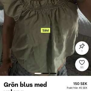 Grön blus med volang och smock - Supersöt grön blus med smockad offshoulder-ringning och volangdetaljer. Modellen är croppad och har korta ärmar med rynk. Perfekt för en chill sommarlook och passar till både jeans och kjol. Lånad bild från hon jag köpte av!! Skriv om du undrar något!