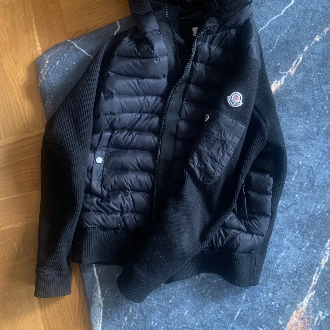 Svart jacka med quiltad huva - 1