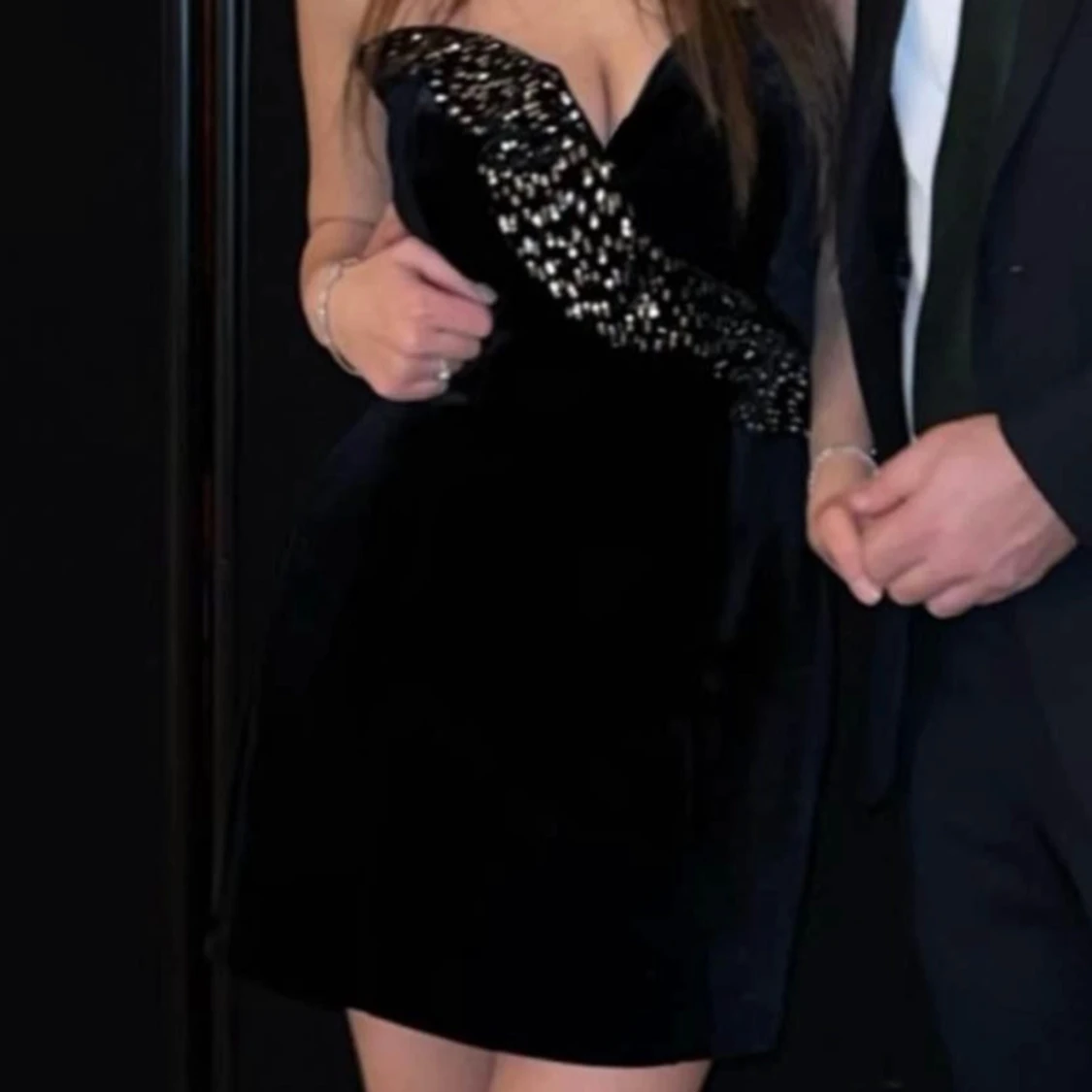 Svart klänning med paljettdetalj