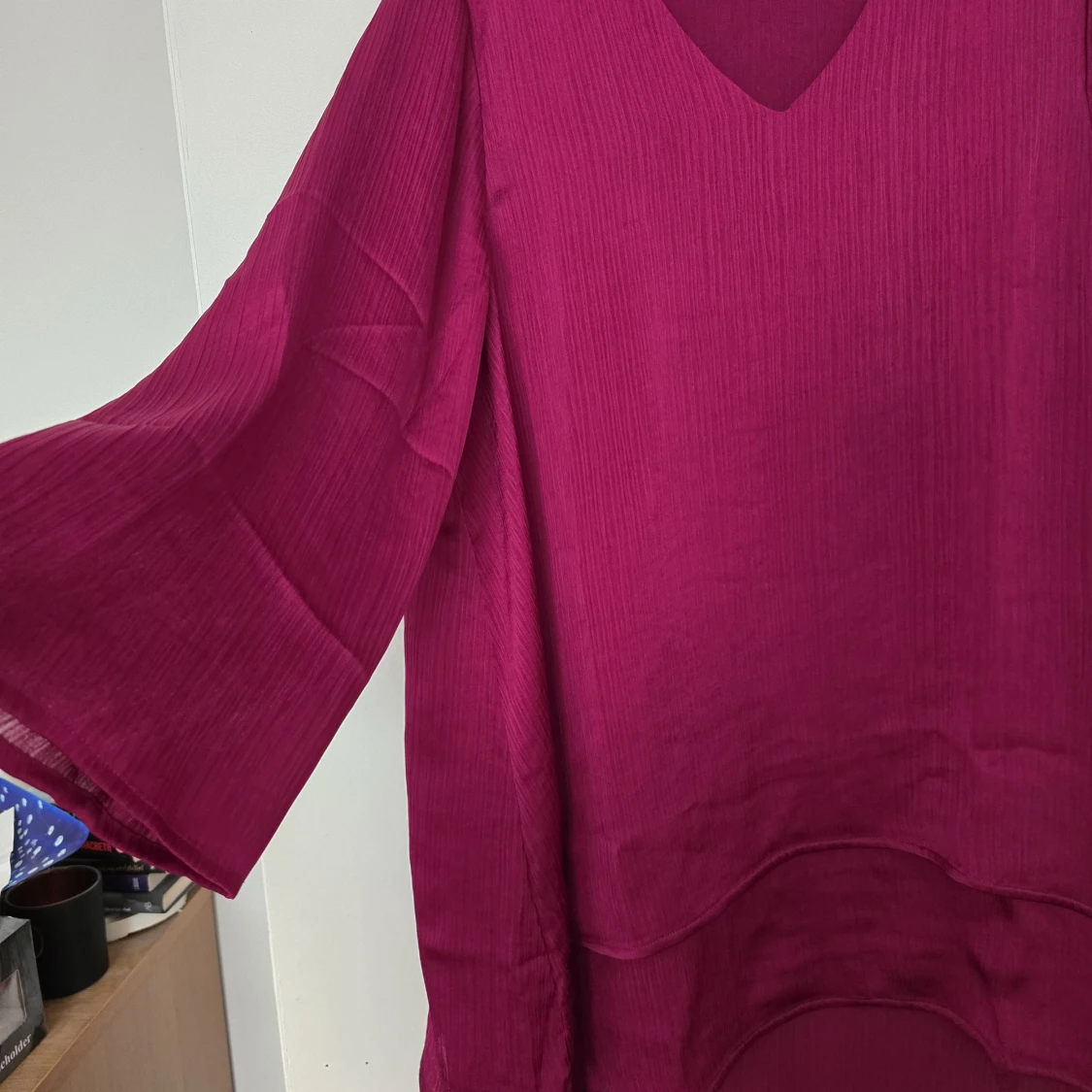 Vinröd blus med v-ringning - 1