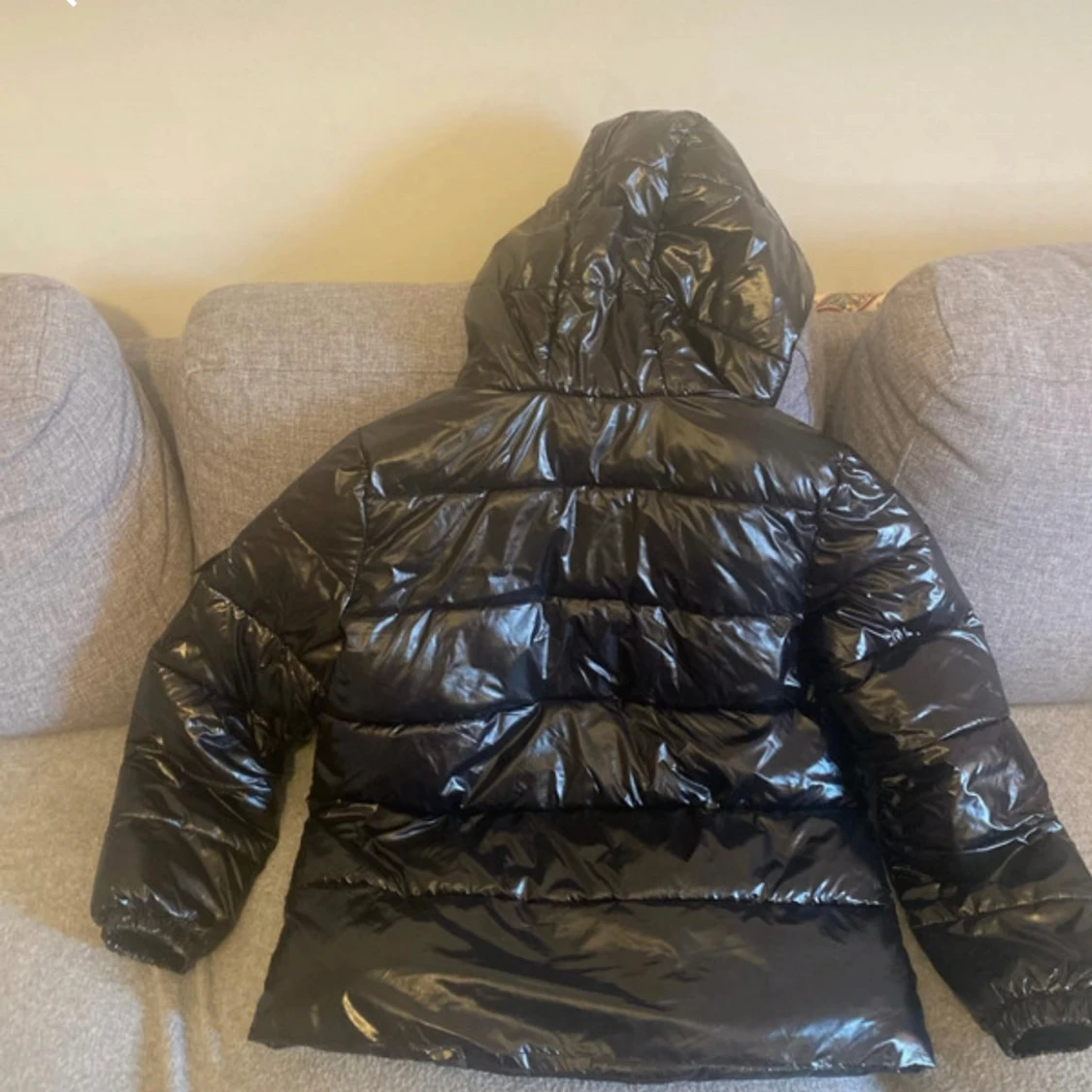 Svart glansig pufferjacka med huva - 4