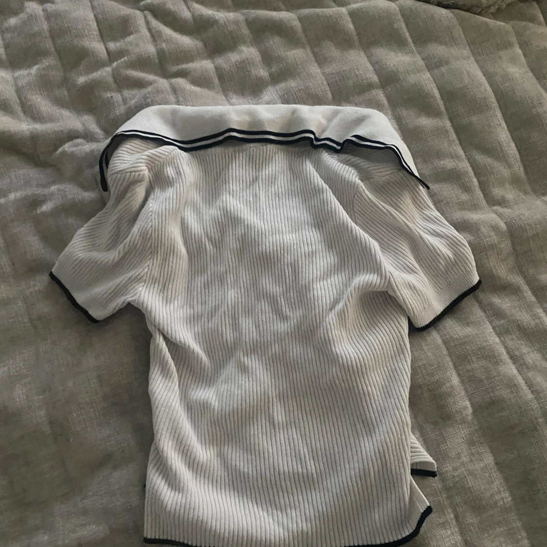 Vit ribbad pikétröja med svarta detaljer - 1