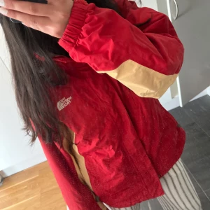 The North Face skidjacka - Skidjacka med dragband i midjan, hål för hörlurar, dragkedja i ärmen, ventilation mm. Köpt på här på Plick, säljer för att den ej passade. Skicka meddelande vid frågor! Stl L men skulle säga att den passar M också