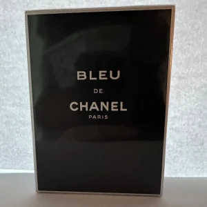 Bleu de CHANEL Eau de Toilette 100ml - Bleu de Chanel Eau de Toilette för herr, 100 ml. Fick den i födelsedagspresent men hade redan exakt samma så tänkte sälja den nya. Den är Oanvänd och luktar väldigt gott med en manlig lukt. Ny kostar den 1500 så lägger ut den för 1100 så att jag faktiskt får sålt den.