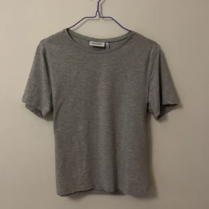 Grå Tshirt från weekday - Grå Tshirt från weekday. Använd några gånger. Storlek L, men skulle säga passar även som S o M. Använder vanligtvis kläder i S o M