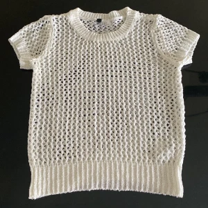 Vit t-shirt - Vit t-shirt med hål från H&M. 
