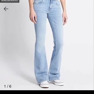 Ljusblå bootcut jeans - Snygga ljusblå jeans med bootcut-modell och klassisk femficksdesign. Jeansen har hög midja och är tillverkade i mjukt denimtyg som ger en skön passform. Perfekta till sneakers eller boots för en avslappnad look. jeansen är lite trampade där nere men kan skicka bild på det om ni är intresserade❤️ det är i xs full length