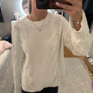 Vit kabelstickad tröja - Stickad tröja från Lager157, jätte mysig dock har den gått sönder lite långt nere på höger sida. Därav priset