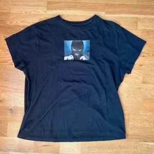 Svart t-shirt med tryck - Svart t-shirt med ett tryck på bröstet. Står XS men skulle säga S. Använd en del men inget som syns 💕