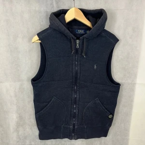 Ralph lauren väst  - Ralph lauren väst i fint skick! Modellen på bilden är 185 och bär storlek M. Har tyvärr växt ur den som ger någon annan turen att bära denna feta väst! ☺️