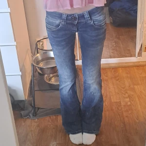 Lådmidjade pepe jeans - Säljer dessa superfina lågmidjade pepe jeansen som jag köpte här på plick😊💞 Har sytt om dem till bootcut och de är i jättefint skick!💓 Passar mig som vanligtvis har storlek xxs eller 32, men de är stretchiga💗
