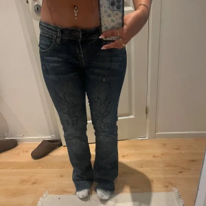 Lågmidjade jeans  - Säljer mina skitcoola lågmidjade jeans med svanar💗💗🌷 storlek 29 men skulle säga att dom är mindre i storlek🫶🏼