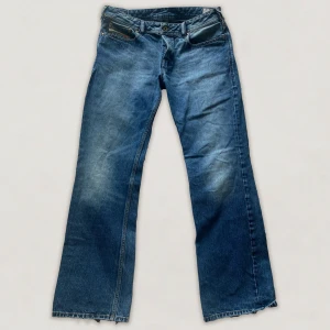 Blåa jeans - Diesel industry  - Knappast använda jeans eftersom de är alldeles för stora. De e ganska stora vid midjan och gylfen. Storleken säger 34 men är mer en 38/40 (lite större för någon med storlek 38 och 36 men passar med bälte) benen passar bra vid 36-40 men midjan och gylfen är som sagt lite större. 