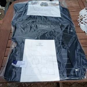 All Season Floor Mats - Upptäck Mercedes-Benz original allvädersmattor – perfekta för att hålla din bil fräsch året runt. Snygg design och slitstarkt material gör dem till ett måste för dig som vill ha både stil och funktion i bilen.original.