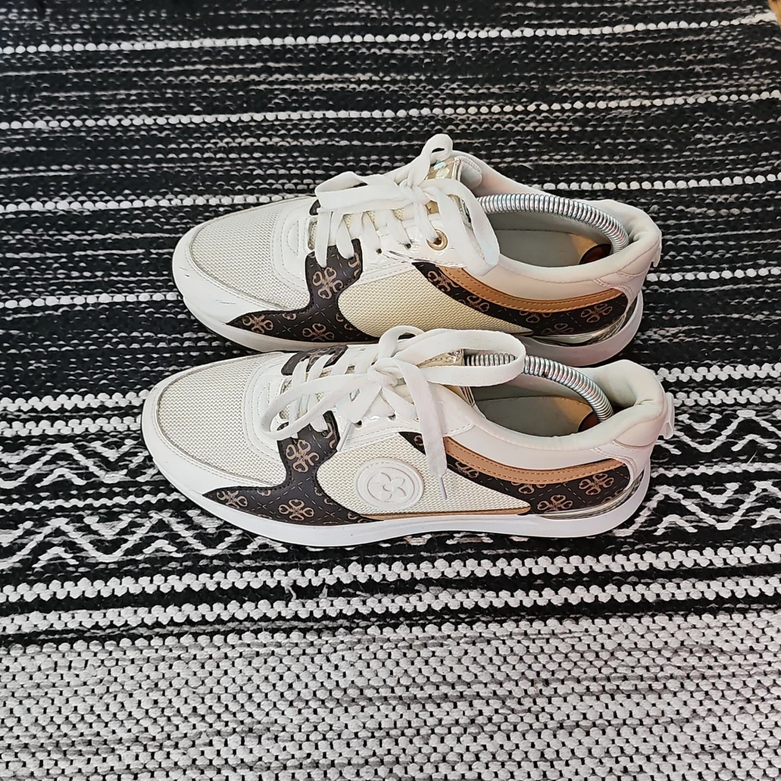 Snygga vita och bruna sneakers