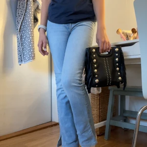 Bootcut jeans - Säljer ett par super bekväma bootcut jeans. Dessa har inte använts så mycket ofta bara stylats som en skön look. De har ett litet snitt i änden och har inga skador. Rensar garderober och säljer billigt! Skynda innan de försvinner❤️