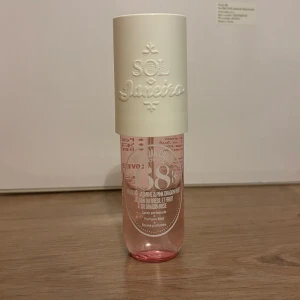 Sol de Janeiro Brazilian Crush 68 - Parfymmist från Sol de Janeiro i doften Brazilian Crush Cheirosa 68. Flaskan är genomskinlig med rosa ton och har ett stort vitt lock med präglad logga. Doften innehåller brasiliansk jasmin och pink dragonfruit. Perfekt för dig som gillar fräscha och söta toner.