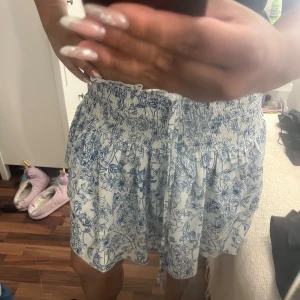 Somrig kjol  -  Säljer  denna fina somliga kjol. Sitter jätteskönt och är jättefin. Perfekt för stranden🩵passar om man har stilen L-xxl