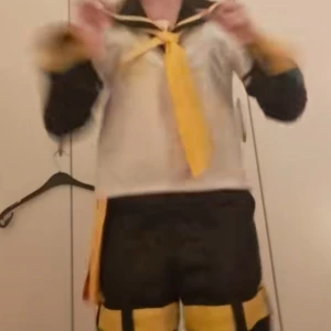 Len Kagamine cosplay - Säljer en Len kagamine cosplay då den ej kommit till så mycket användning. Har använt den en gång i ca 1 timma. Allt är inkluderat förutom peruken och hörlurarna^^ storlek medium!