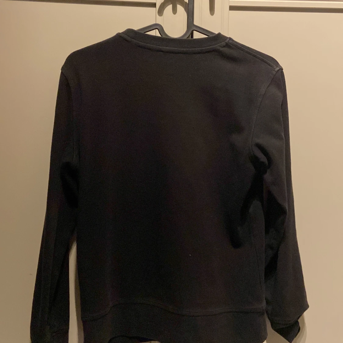 Svart Moschino tröja med nalletryck - 1