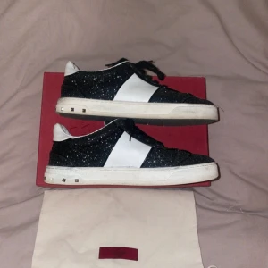 Valentino flycrews  - Par valentino flycrews i strlk 39 dam. Fint skick förrutom att tre nittar saknas, lite smutsiga men enkelt o lösa. Box, tygpåse osv tillkommer. 