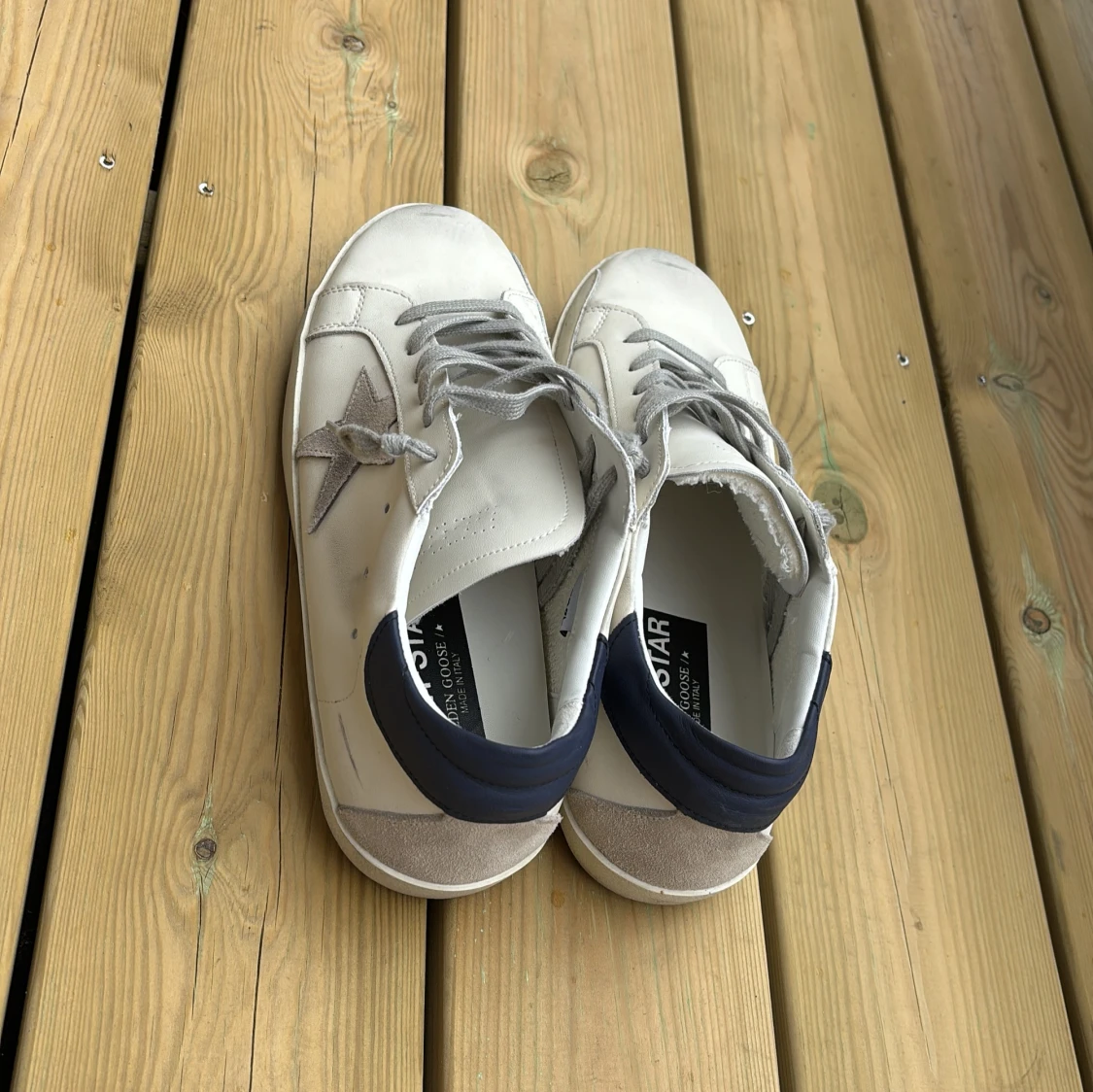 Vita sneakers från Golden Goose med grå stjärna - 4